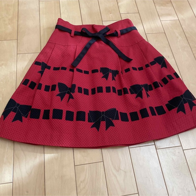 M'S GRACY(エムズグレイシー)の【エムズグレイシー】クリスマスに!! リボン柄真っ赤スカート M レディースのスカート(ひざ丈スカート)の商品写真