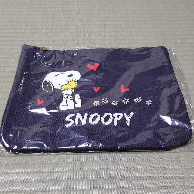 SNOOPY(スヌーピー)のスヌーピー　デニム柄ポーチ　AOKI エンタメ/ホビーのコレクション(ノベルティグッズ)の商品写真