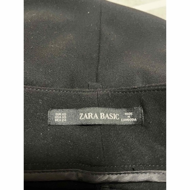 ZARA(ザラ)のZARA 黒のテーパードパンツ レディースのパンツ(クロップドパンツ)の商品写真