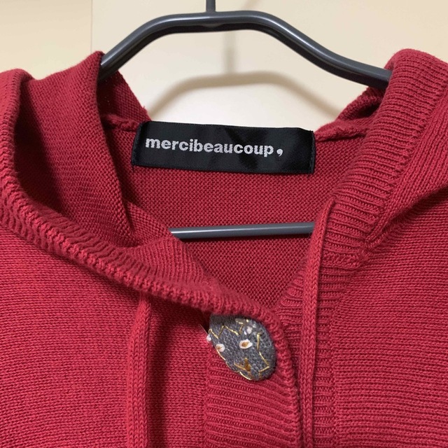 mercibeaucoup(メルシーボークー)のメルシーボークー　赤ニットパーカー レディースのトップス(パーカー)の商品写真