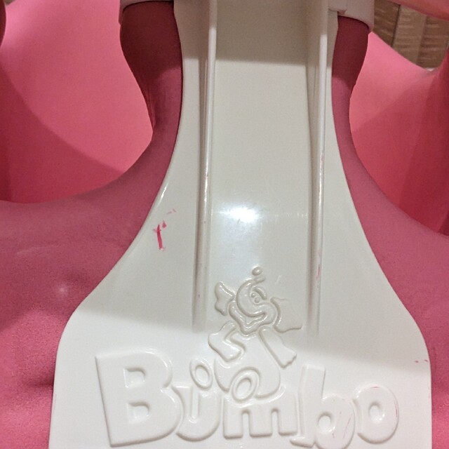 Bumbo(バンボ)のバンボ【ピンク】テーブル付 キッズ/ベビー/マタニティのキッズ/ベビー/マタニティ その他(その他)の商品写真