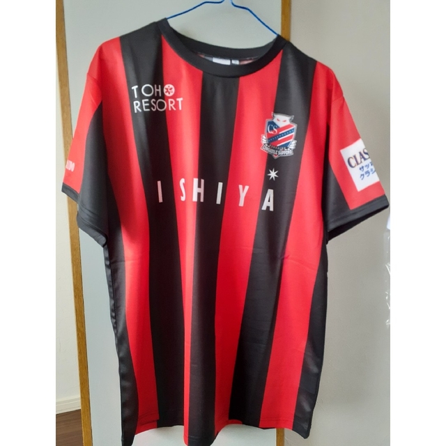 【新品・送料無料】 コンサドーレ札幌 ユニフォーム ロッソネロ Tシャツ M スポーツ/アウトドアのサッカー/フットサル(ウェア)の商品写真