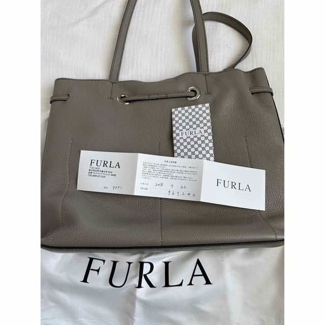 Furla(フルラ)のFULRAフルラ トートバッグ  肩掛け 巾着 グレージュ　購入証明書有り レディースのバッグ(トートバッグ)の商品写真