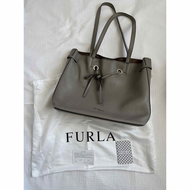 Furla(フルラ)のFULRAフルラ トートバッグ  肩掛け 巾着 グレージュ　購入証明書有り レディースのバッグ(トートバッグ)の商品写真