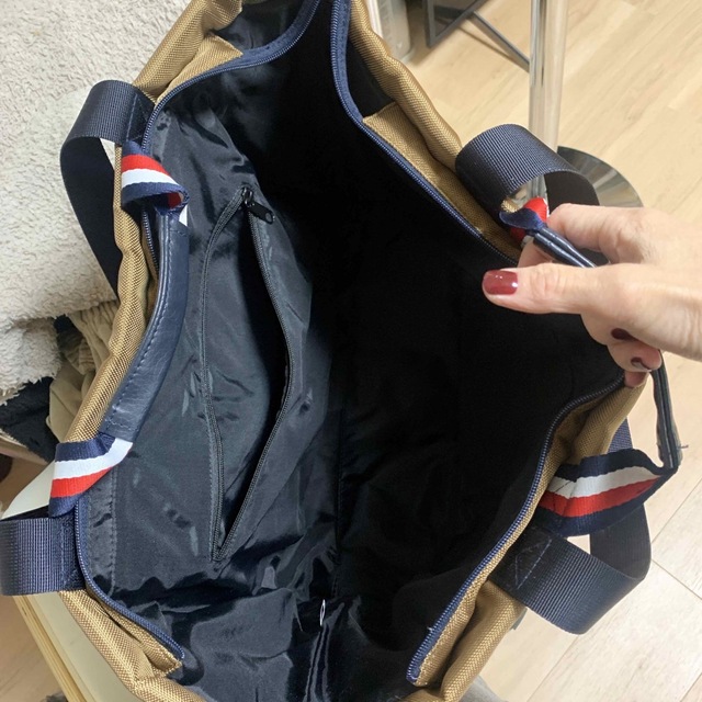 TOMMY HILFIGER(トミーヒルフィガー)のTOMMY HILFIGER 大きいバック。 レディースのバッグ(ショルダーバッグ)の商品写真