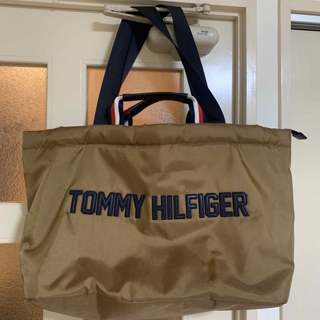 TOMMY HILFIGER(トミーヒルフィガー)のTOMMY HILFIGER 大きいバック。 レディースのバッグ(ショルダーバッグ)の商品写真