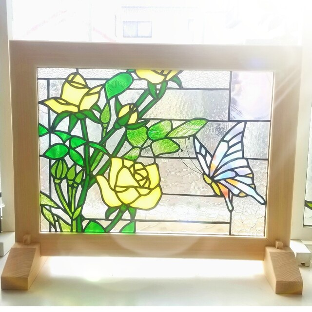 ステンドグラス　黄色い薔薇と蝶のパネル(木枠、スタンド付)