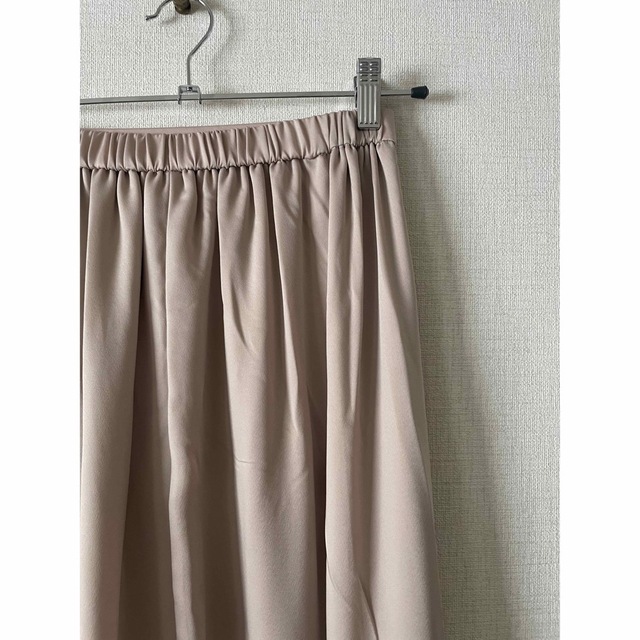 GU(ジーユー)のGU ジーユー 新品未使用品 サテンフレア ロングスカート ベージュ レディースのスカート(ロングスカート)の商品写真