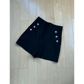 ザラ(ZARA)のZARA ザラ　ボタン付きバミューダパンツ　XS ブラック(ショートパンツ)