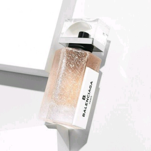 Balenciaga(バレンシアガ)の【新品70%OFF】箱付き BALENCIAGA 香水 50ml コスメ/美容の香水(香水(女性用))の商品写真