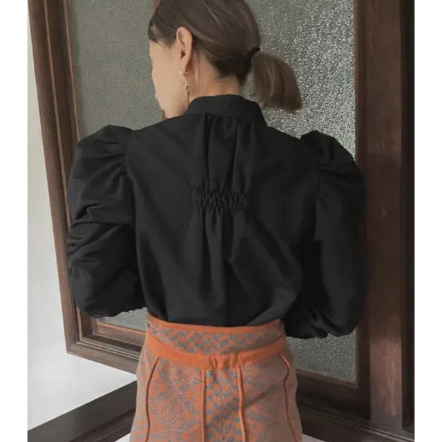 Ameri VINTAGE(アメリヴィンテージ)のUND POWER SHOULDER LACE BLOUSE ブラック レディースのトップス(シャツ/ブラウス(長袖/七分))の商品写真