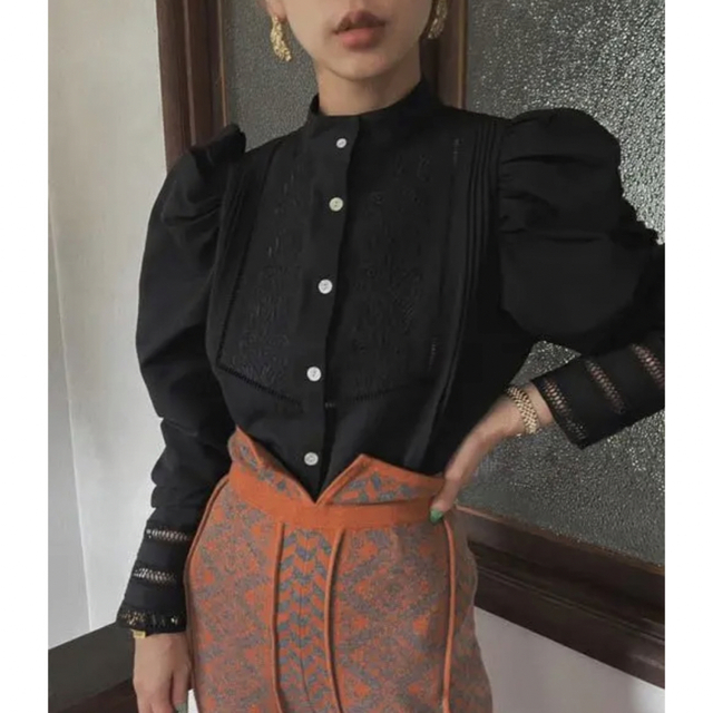 UND POWER SHOULDER LACE BLOUSE ブラック | フリマアプリ ラクマ