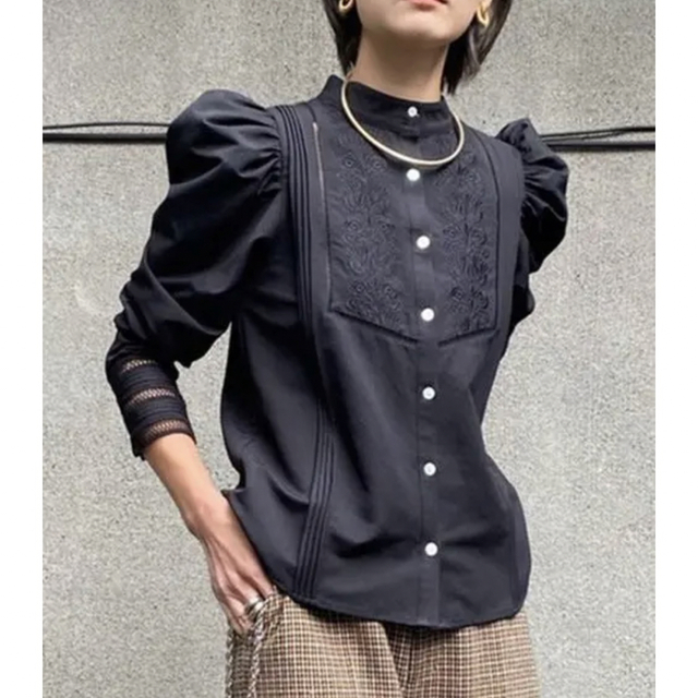 Ameri VINTAGE(アメリヴィンテージ)のUND POWER SHOULDER LACE BLOUSE ブラック レディースのトップス(シャツ/ブラウス(長袖/七分))の商品写真