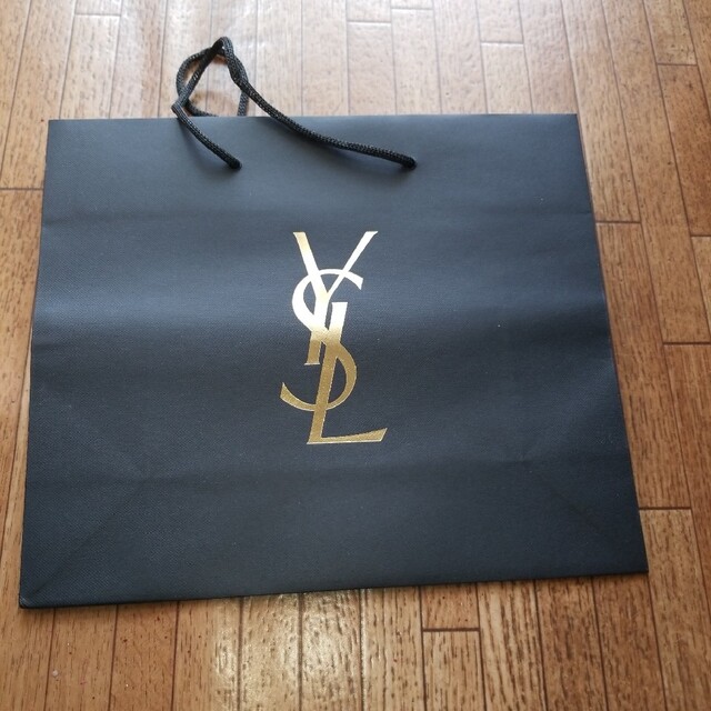 Yves Saint Laurent Beaute(イヴサンローランボーテ)のイヴ・サンローランボーテショッパーです。商品を買って、ショッパーをもらったあと レディースのバッグ(ショップ袋)の商品写真