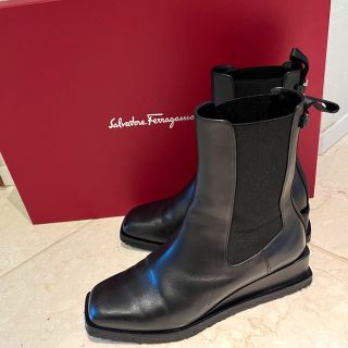 サルヴァトーレフェラガモ(Salvatore Ferragamo)のスタイリッシュで履き心地抜群！フェラガモのショートブーツ(ブーツ)