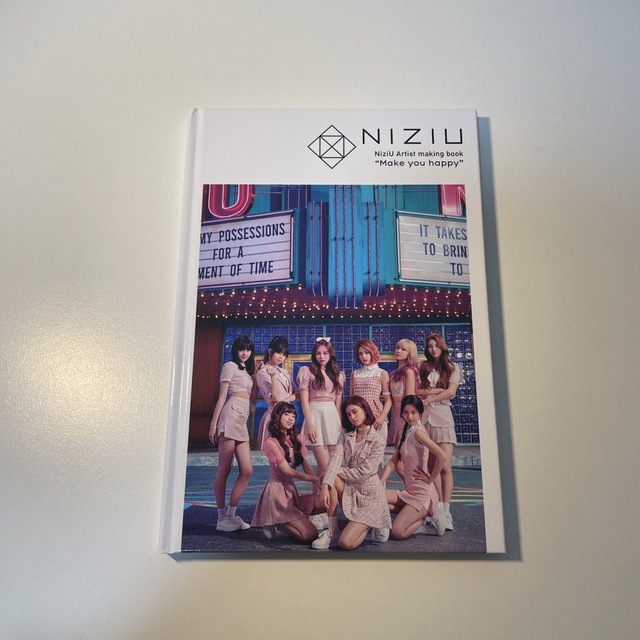 NiziU artist making book