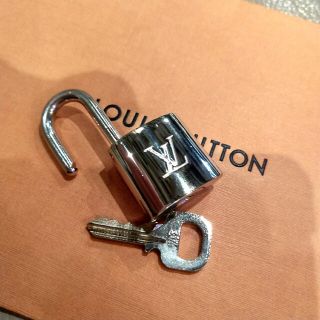 ルイヴィトン(LOUIS VUITTON)のシルバー　Louis Vuitton パドロック 南京錠 カデナ ルイヴィトン(キーホルダー)