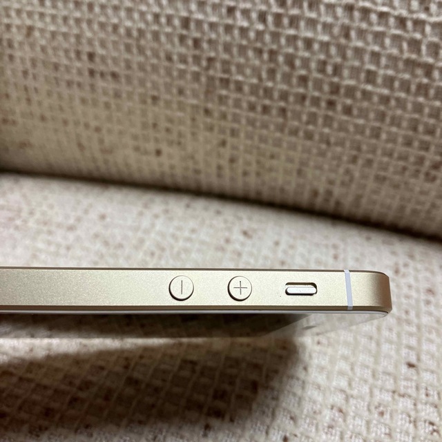 Apple(アップル)のiPhone SE 初代 32GB  ゴールド SIMロック解除済み スマホ/家電/カメラのスマートフォン/携帯電話(スマートフォン本体)の商品写真