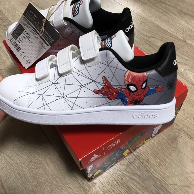 adidas(アディダス)の値下げしました❗️ 20cm アディダス　スパイダーマン　スニーカー キッズ/ベビー/マタニティのキッズ靴/シューズ(15cm~)(スニーカー)の商品写真