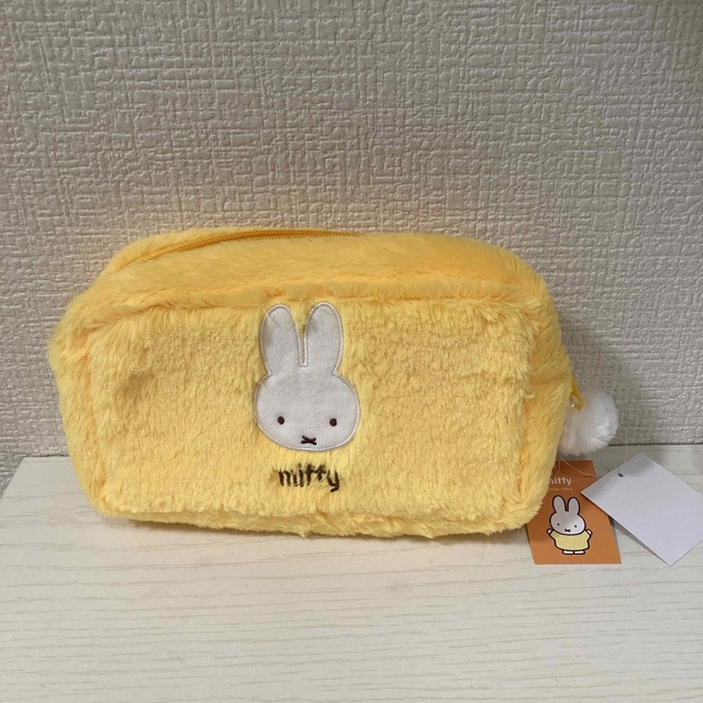 miffy(ミッフィー)の★新品未使用品★ミッフィー　ふわふわスクエアポーチ レディースのファッション小物(ポーチ)の商品写真