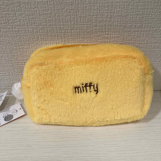 miffy(ミッフィー)の★新品未使用品★ミッフィー　ふわふわスクエアポーチ レディースのファッション小物(ポーチ)の商品写真