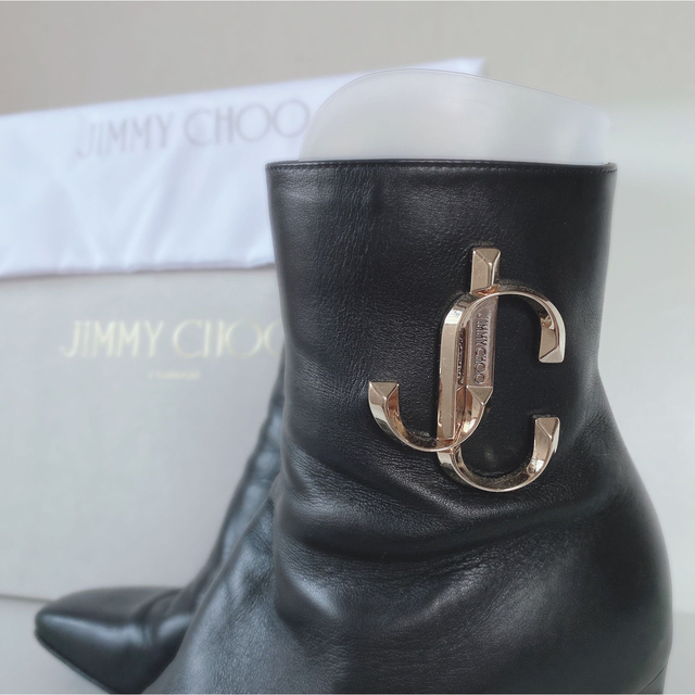 美品正規品Jimmy Choo(ジミーチュウ )ロゴ入りブラックショートブーツ-