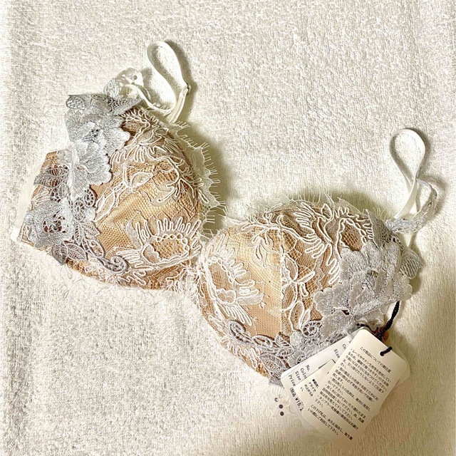 Ravijour(ラヴィジュール)の新品未使用LINGERIEAM総レースシルクブラジャー白B70 RAVIJOUR レディースの下着/アンダーウェア(ブラ)の商品写真