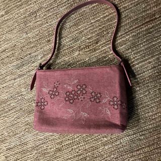 ゲス(GUESS)のショルダーバッグ　GUESS   ピンク　布地に刺繍　収納沢山(ハンドバッグ)