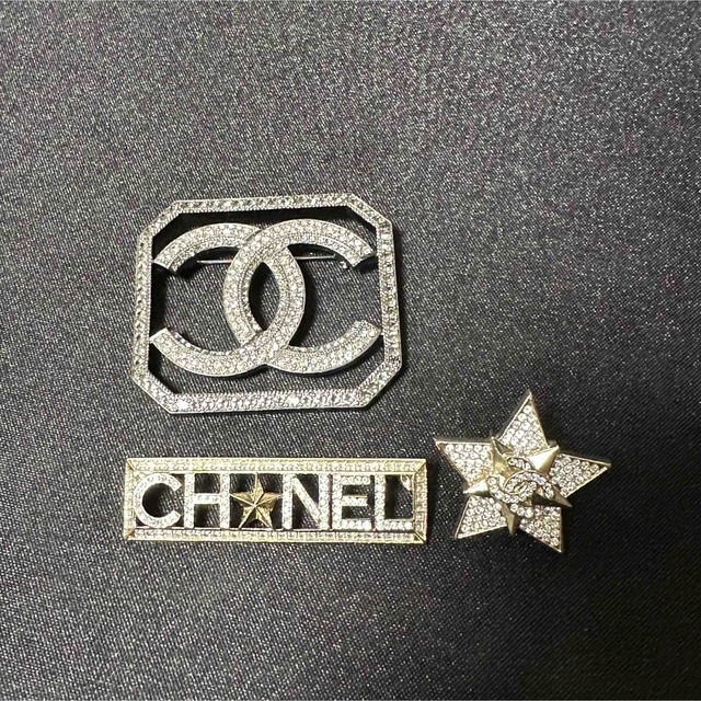 CHANEL(シャネル)のシャネル ブローチセット　美品 レディースのアクセサリー(ブローチ/コサージュ)の商品写真