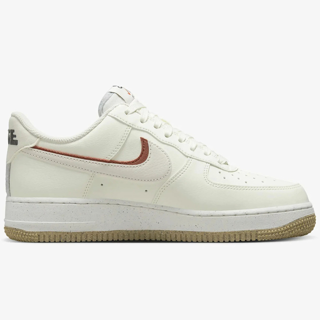 NIKE(ナイキ)のNIKE AIR FORCE 1 ナイキ　エアフォース1  セイル　25 レッド レディースの靴/シューズ(スニーカー)の商品写真