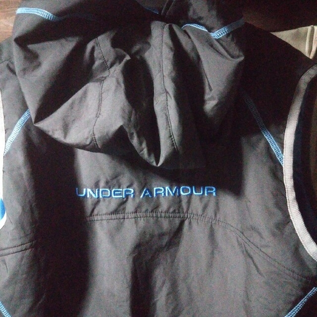 UNDER ARMOUR(アンダーアーマー)のアンダーアーマー フード付きダウンベスト レディースのジャケット/アウター(ダウンベスト)の商品写真
