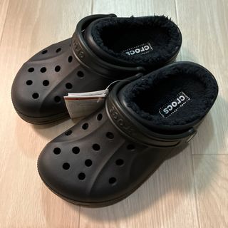 クロックス(crocs)の新品 24㎝ クロックス レイレン ラインド クロッグ ブラック ボア付き(サンダル)