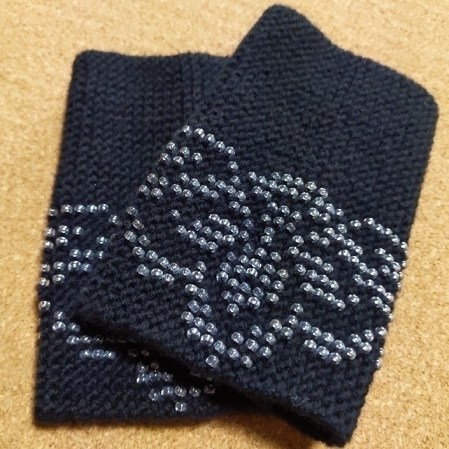 no.41　ビーズを編み込んだリストウォーマー　ハンドメイド　ビーズニッティング ハンドメイドのファッション小物(手袋)の商品写真