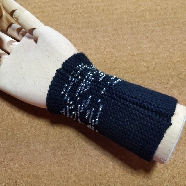 no.41　ビーズを編み込んだリストウォーマー　ハンドメイド　ビーズニッティング ハンドメイドのファッション小物(手袋)の商品写真