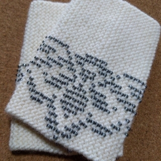 no.42　ビーズを編み込んだリストウォーマー　ハンドメイド　ビーズニッティング(手袋)