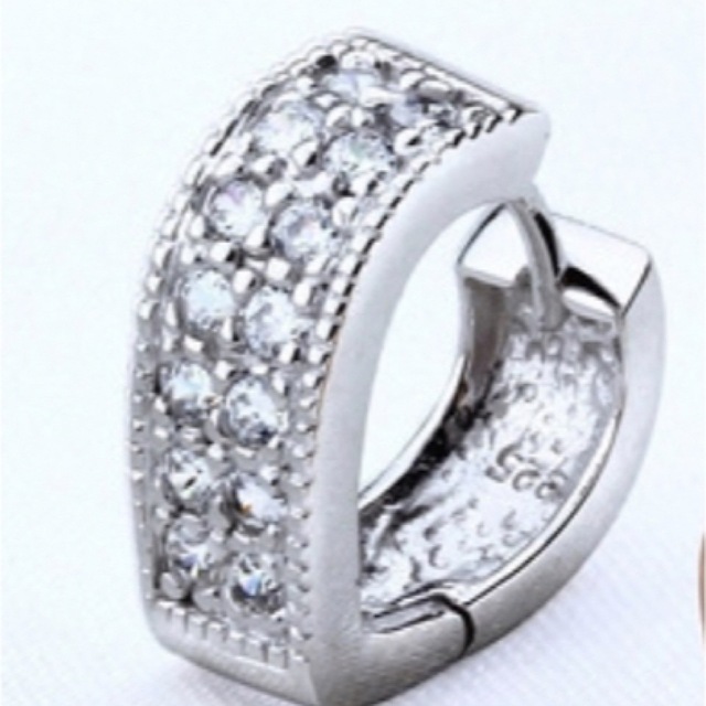 韓国のかわいい❣️複列ダイヤモンド V 型ハート型ピアス レディースのアクセサリー(ピアス)の商品写真