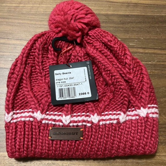 Mammut(マムート)のMAMMUT マムート ニット帽 ビーニー サリィビーニー赤 ユニセックスF新品 レディースの帽子(ニット帽/ビーニー)の商品写真