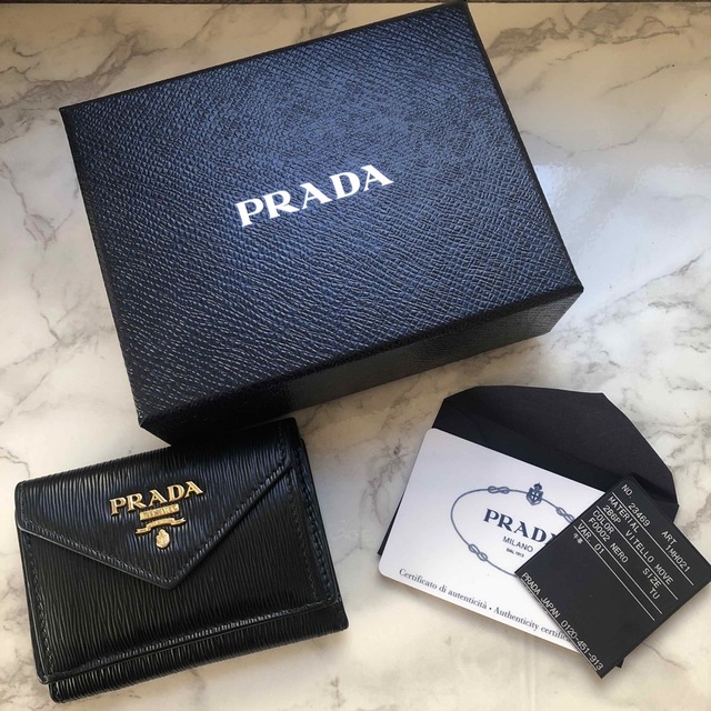 PRADA(プラダ)のプラダ 三つ折り財布 サフィアーノ ミニ財布　ブラック レディースのファッション小物(財布)の商品写真