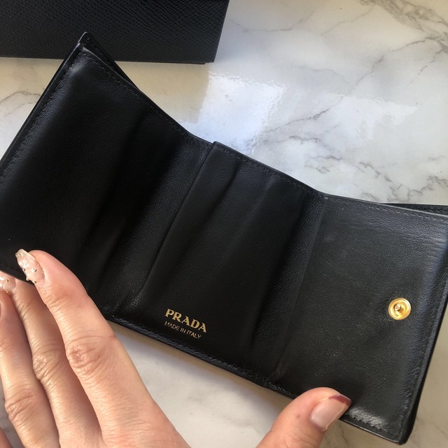 PRADA(プラダ)のプラダ 三つ折り財布 サフィアーノ ミニ財布　ブラック レディースのファッション小物(財布)の商品写真