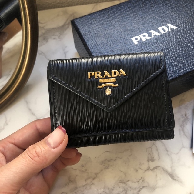 PRADA(プラダ)のプラダ 三つ折り財布 サフィアーノ ミニ財布　ブラック レディースのファッション小物(財布)の商品写真