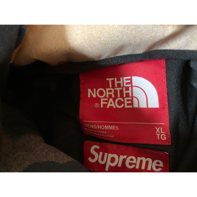 Supreme(シュプリーム)のSupremeTNF Bleached Denim Print Jacket メンズのジャケット/アウター(ダウンジャケット)の商品写真