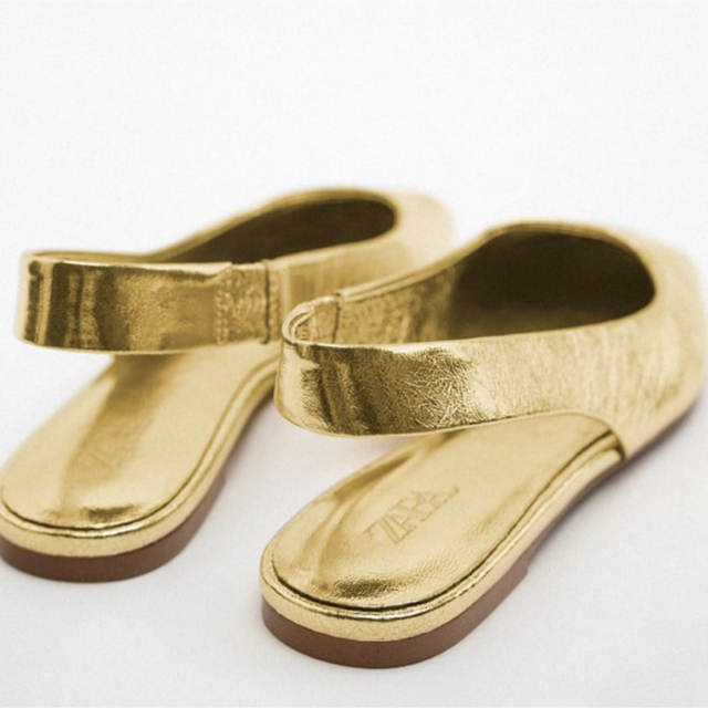 ZARA(ザラ)の【新品未使用】ZARA メタリックレザー フラットシューズ GOLD 38 レディースの靴/シューズ(ミュール)の商品写真