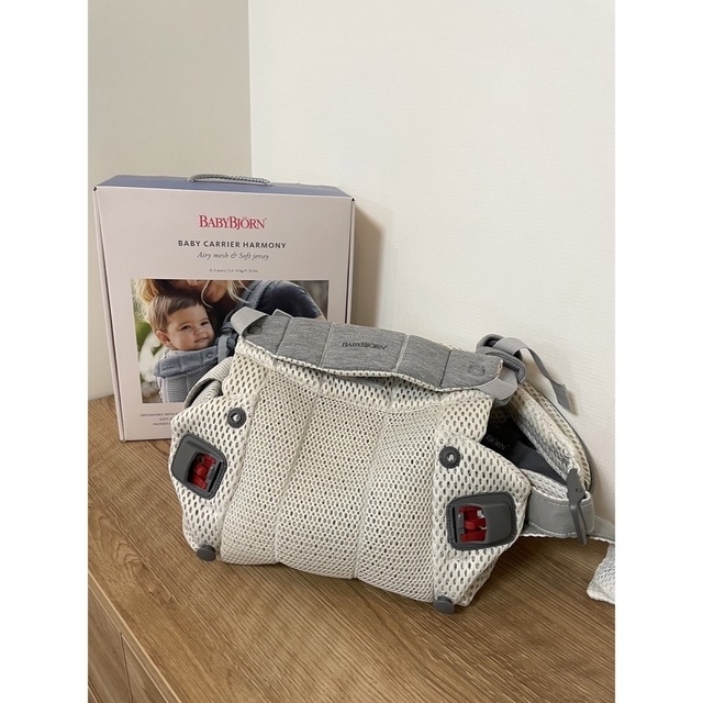 BABYBJORN(ベビービョルン)の【新品未使用】ベビービョルン　ハーモニー　クリーム キッズ/ベビー/マタニティの外出/移動用品(抱っこひも/おんぶひも)の商品写真