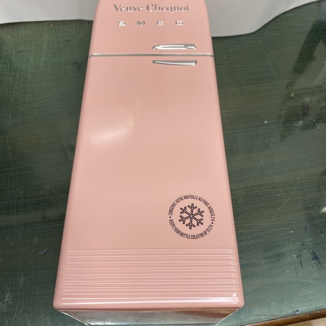 PlayStation Portable(プレイステーションポータブル)のVeuve Clicquot SMEG ケース 食品/飲料/酒の酒(シャンパン/スパークリングワイン)の商品写真