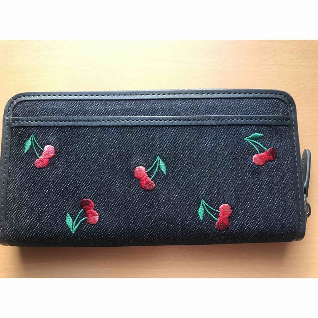 新品 ケイトスペード 長財布 デニム地 チェリー柄 - 財布