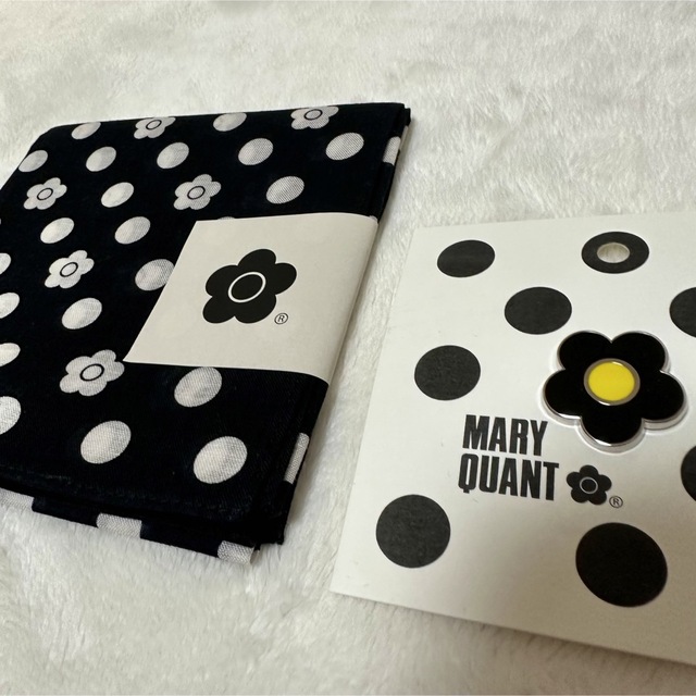 MARY QUANT(マリークワント)のマリークワント展　グッズ　バンダナ　ピンズ　イエロー レディースのファッション小物(バンダナ/スカーフ)の商品写真