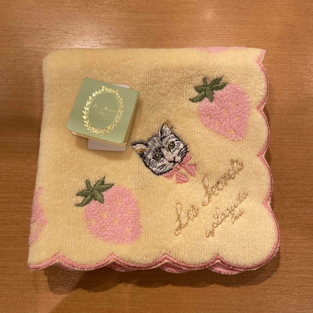 LADUREE(ラデュレ)のラデュレタオルハンカチ猫いちごイエロー レディースのファッション小物(ハンカチ)の商品写真