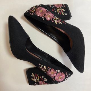 チャールズアンドキース(Charles and Keith)のCHARLES & KEITH 花刺繍パンプス(ハイヒール/パンプス)