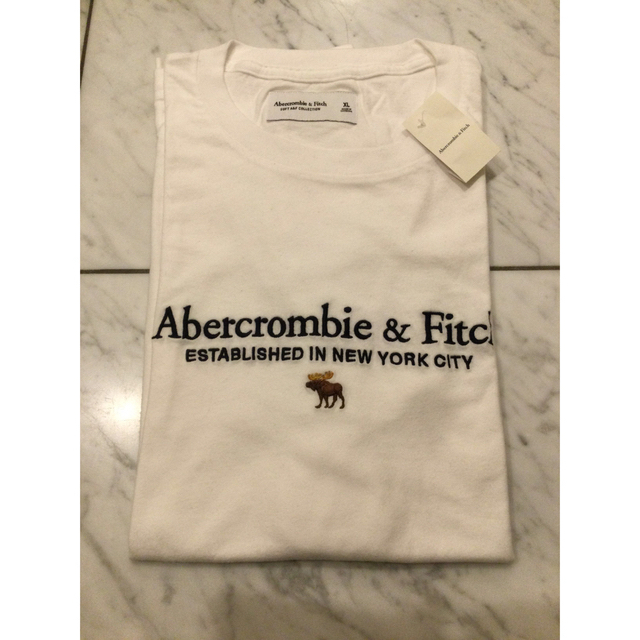 Abercrombie&Fitch(アバクロンビーアンドフィッチ)の新品タグ付★アバクロ　Tシャツ（白）XL メンズのトップス(Tシャツ/カットソー(半袖/袖なし))の商品写真