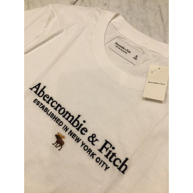 Abercrombie&Fitch(アバクロンビーアンドフィッチ)の新品タグ付★アバクロ　Tシャツ（白）XL メンズのトップス(Tシャツ/カットソー(半袖/袖なし))の商品写真